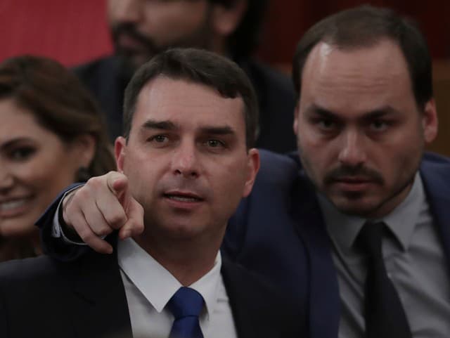 Flávio Bolsonaro v strede