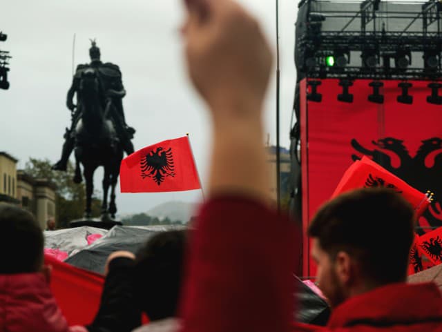 Búrlivé protesty v albánskej