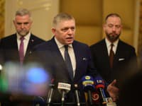 Sú to GAUNERI a udavači! Fico chce ZRUŠIŤ inštitút kajúcnika: VIDEO Pred novinármi púšťal nahrávky Imreczeho