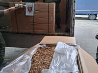 Hliadka colného úradu zadržala na diaľnici viac ako 2 tony nelegálneho tabaku.