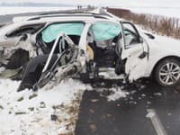 Českí policajti prenasledovali samovraha, ktorý chcel na Morave čelne naraziť do protiidúceho vozidla. 