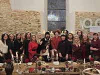 Karin Majtánová so sestrou a pritteľkami na kráľovskej večeri v Šimák Zámok Pezinok