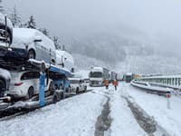 APOKALYPSA u našich susedov: Paralyzované letisko a KOLAPS na cestách! Lavína zmietla autobus, snežný pluh zabil muža!
