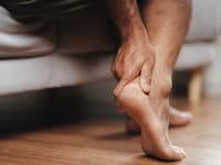 Máte POPRASKANÉ päty? Podľa odborníčky to nie je len estetický problém, ale VAROVNÝ signál TOHTO orgánu!