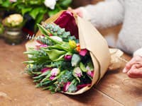 Vaša kytica už nemusí skončiť v koši: Stačí pridať TÝCHTO dvoch pomocníkov z kuchyne a kvety vydržia REKORDNE dlho!