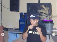 Chlapec, ktorý neveril, že jedného dňa by sa mohol živiť hudbou.