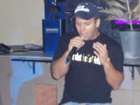 Spoznáte ho? Z archívnej fotky až na vrchol: Kedysi chlapec v montérkach, dnes idol tisícok fanúšikov!