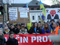 Výročie vojny na Ukrajine si v Bratislave pripomínajú Pochodom solidarity.