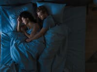 Posteľné hry skončili v pasci: Milenci zostali V SEBE uväznení! Pomoc, ktorú privolala rodina, je vrcholom bizarnosti