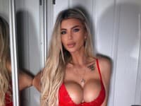 Lela Ceterová v sexi červenom negližé.