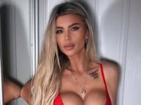 Lela Ceterová v sexi červenom negližé.