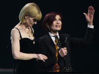Brit Awards. Na snímke Kelly Osbourne, Sharon Osbourne