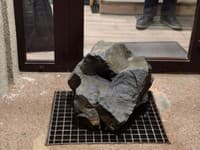 Chcel ísť do práce, no dvere sa nedali otvoriť: Obyvateľov bytovky v noci uväznil záhadný balvan!