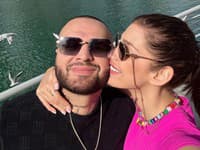 Návrat z ostreľovaných emirátov. Jasmina je už so synom doma! Emotívne VIDEO: Takto ich vítal Rytmus