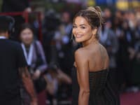 Koncert uprostred revu motorov: Rita Ora otvorila sezónu Formuly 1 s holým zadkom!