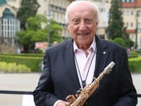 Felix Slováček v Piešťanoch na otvorení výstavy Alfonza Muchu