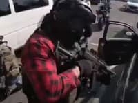 VIDEO Predaj zbraní na parkovisku obchodného centra v Bratislave: Pri zásahu im našli aj drogy!