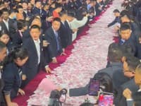 Na stoly vysypal 7 MILIÓNOV eur! Šéf šokoval zamestnancov netradičnou ODMENOU, takto vysvetlil HORY PEŇAZÍ v hotovosti