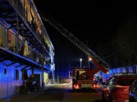 Hasiči aktuálne zasahujú pri požiari bytového domu na Festivalovej ulici vo Svidníku.