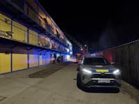 Hasiči aktuálne zasahujú pri požiari bytového domu na Festivalovej ulici vo Svidníku.