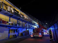 Hasiči aktuálne zasahujú pri požiari bytového domu na Festivalovej ulici vo Svidníku.