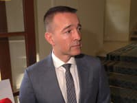 Drucker považuje debatovať o zákaze AI do určitého veku za predčasné