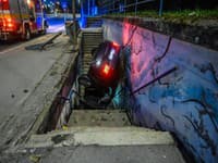 Vodič v Košiciach nezvládol riadenie a skončil v podchode pre chodcov! Z miesta nehody UŠIEL