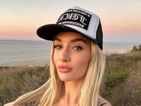 Dcéra Charlieho Sheena predviedla dokonalú postavu: S*xi zadoček a... Toto je jej nový priateľ?!