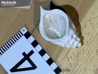 Polícia obvinila tri osoby z Trnavy z drogovej trestnej činnosti.