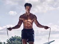 Má 60 rokov, no vyzerá na polovicu! Chuando Tan odhalil JEDNU potravinu, vďaka ktorej zastavil starnutie