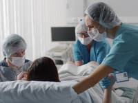 Prekážal mu KRIK rodičiek! Sused v Nemecku vyhral BIZARNÝ SPOR a zakázal mamičkám pôrody do vody