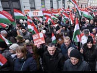 Predvolebné napätie vrcholí: V uliciach Maďarska sa odohrali bitky priaznivcov Orbána a opozície, lietali transparenty