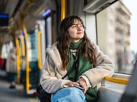 Ukradol autobus a prešiel 130 km bez vodičáku! Mladík chcel len odviezť priateľku DO ŠKOLY, skončil v putách