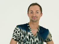 Versace podniká so zázrakom z Lýbie: Stačí vám jeden pohľad na jeho tvár!