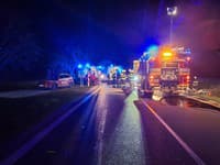 Príchod hasičov a trosky z vozidla len pár hodín po tragickej nehode pri Jablonici v okrese Senica