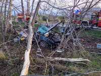 Príchod hasičov a trosky z vozidla len pár hodín po tragickej nehode pri Jablonici v okrese Senica