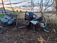 Príchod hasičov a trosky z vozidla len pár hodín po tragickej nehode pri Jablonici v okrese Senica