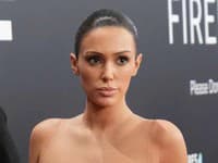 Bianca Censori opäť odhodila šaty: Prsia jej vytekajú a gaťky... Obliekla si detskú bielizeň?