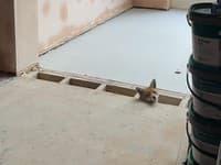 Rekonštrukcia snov sa zmenila na NOČNÚ MORU: Pozrite sa, aké OČI sa na ňu pozerali spod podlahy! Takmer ODPADLA