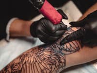 Tetovanie mu zmizlo pred očami, no potom prišlo PEKLO: Lekári v šoku sledovali, ako mu ODUMIERA krk!