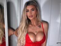 Lela Ceterová v sexi červenom negližé.