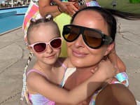 Veronika a Daniela Nízlové so svojimi deťmi na dovolenke pri mori