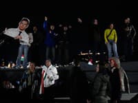 Ľudia oslavujú v uliciach Budapešti výsledky parlamentných volieb.