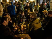 Voliči maďarskej strany Tisza oslavujú parlamentné víťazstvo v uliciach budapeštianskej štvrti Corvin.