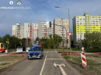 Zrážka s električkou: 16-ročného chodca po nehode previezli do nemocnice