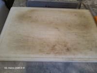 Porušená celistvosť a znečistený povrch dosky na krájanie mäsových a mliečnych výrobkov - zistila RVPS Martin