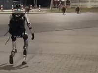 Ľudia zostali v nemom úžase: VIDEO Humanoid v meste naháňal diviaky! Budúcnosť je tu?