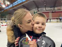 Barbora Balúchová so synom na hokejovom turnaji.
