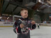 Barbora Balúchová so synom na hokejovom turnaji.