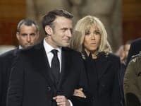 O Brigitte Macronovej sa šíria klebety, že je transgender žena.